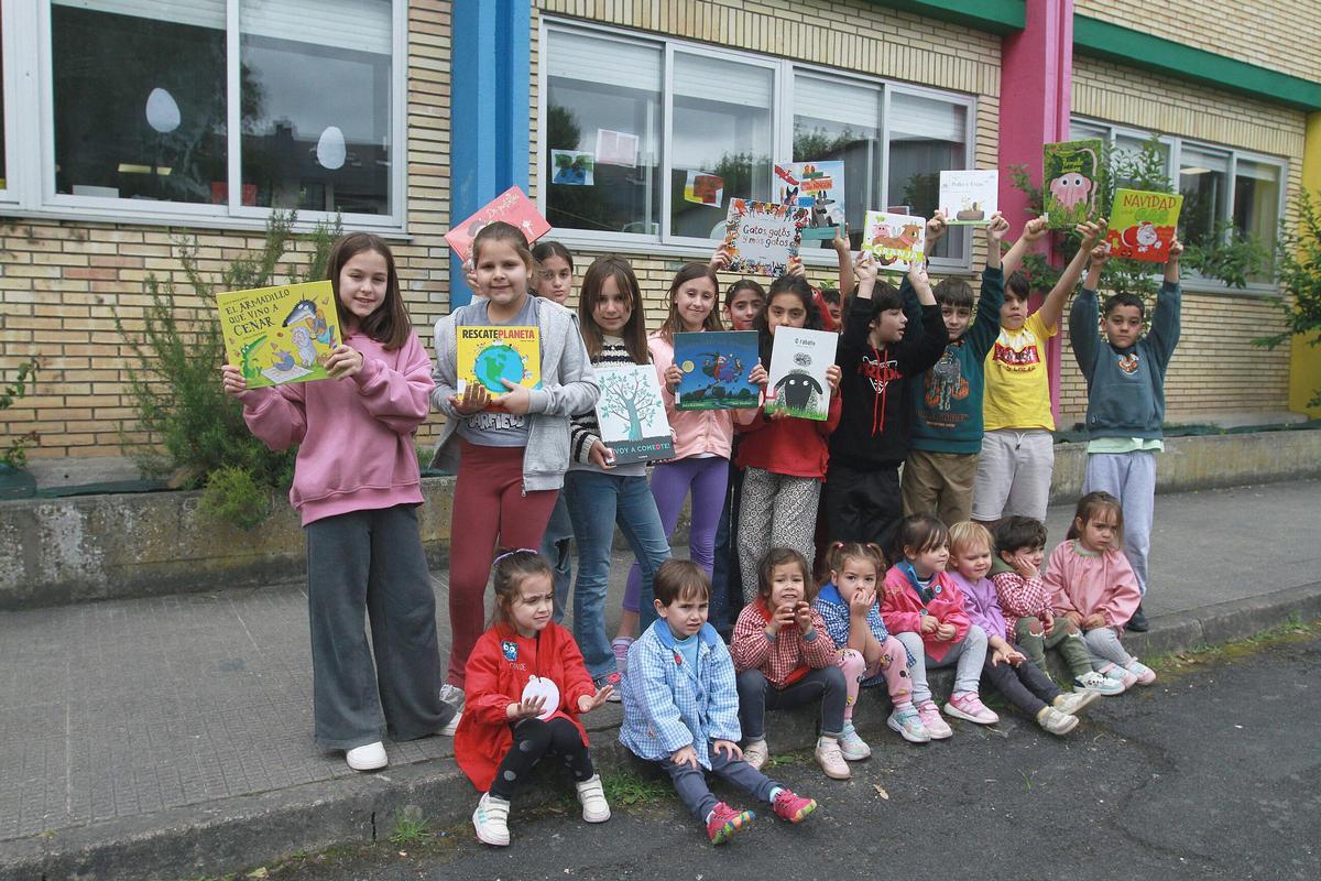 Algunos de los participantes en la actividad «Cóntame un conto», que sacó la biblioteca al patio