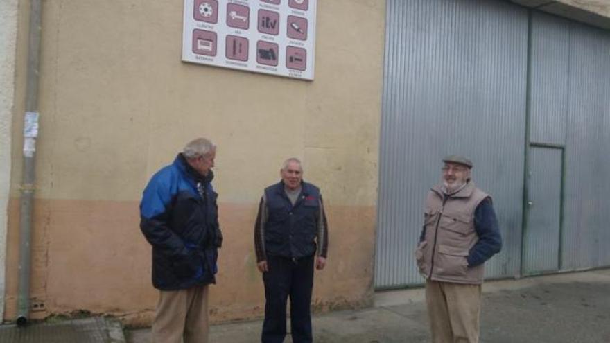 José Alonso, en el centro, con dos vecinos de Villafáfila.