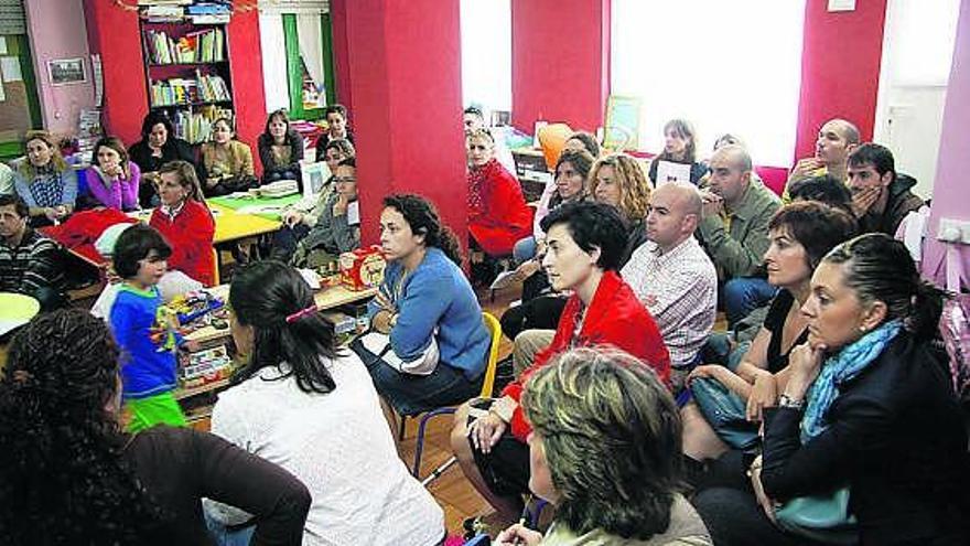 Padres y madres, ayer, en la reunión donde se dio a conocer el proyecto.