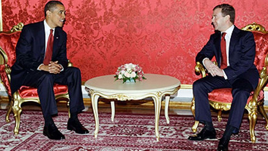 Obama y Medvédev firman un nuevo acuerdo para reducir un tercio su armamento nuclear