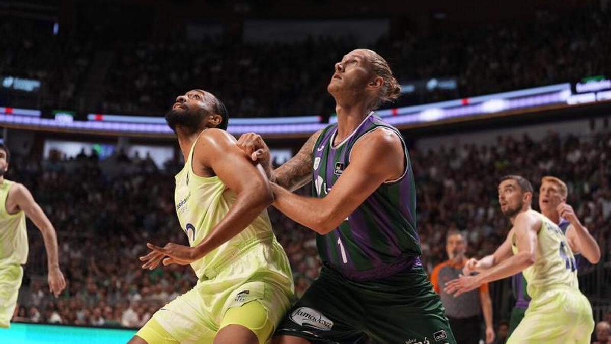 Dylan Osetkowski, en distintos partidos de su etapa en el Unicaja.