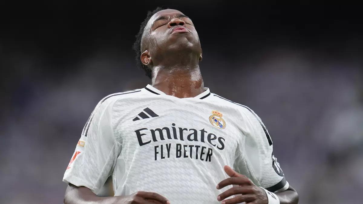 Vinícius se lamenta tras fallar un penalti ante el Valencia CF /