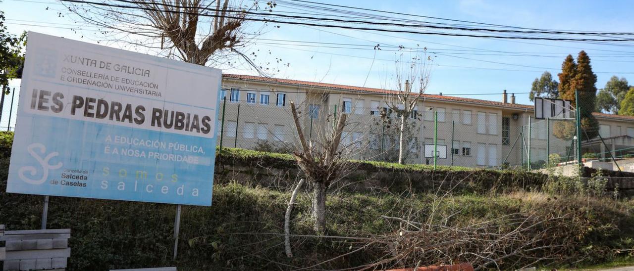 Fachada del IES Pedras Rubias de Salceda, que será ampliado para dar cabida a Bachillerato.   | // A GUTIÉRREZ