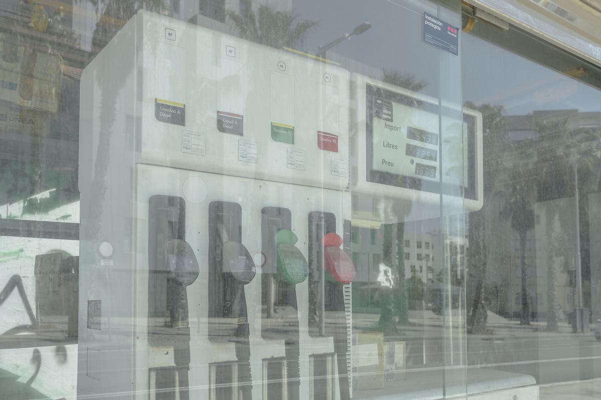 Los surtidores de la gasolinera cerrada en el paseo Calvell, en Barcelona.