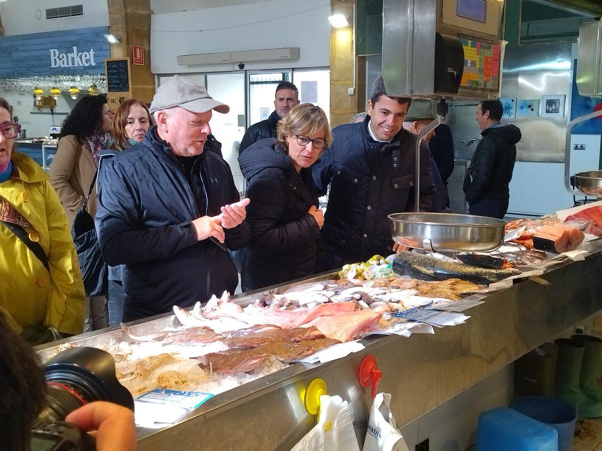 La candidata del PP en Xàbia y Carlos Mazón contemplan el pescado fresco de la parada del Pòsit de Xàbia