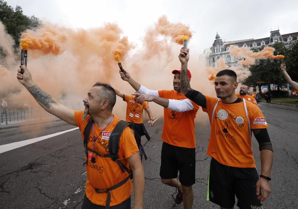 Los trabajadores de Vesuvius marchan a pie desde la fábrica de Riaño hasta la Junta