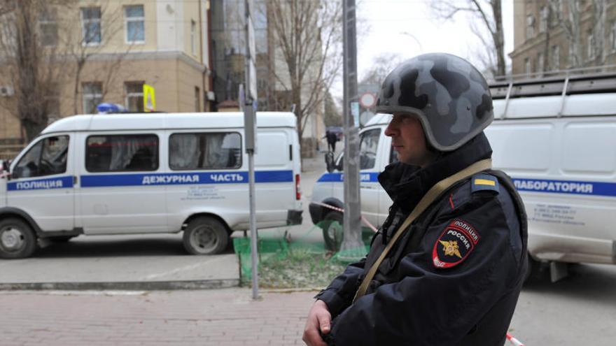 Un policía, ante el lugr de la explosión en Rostov.