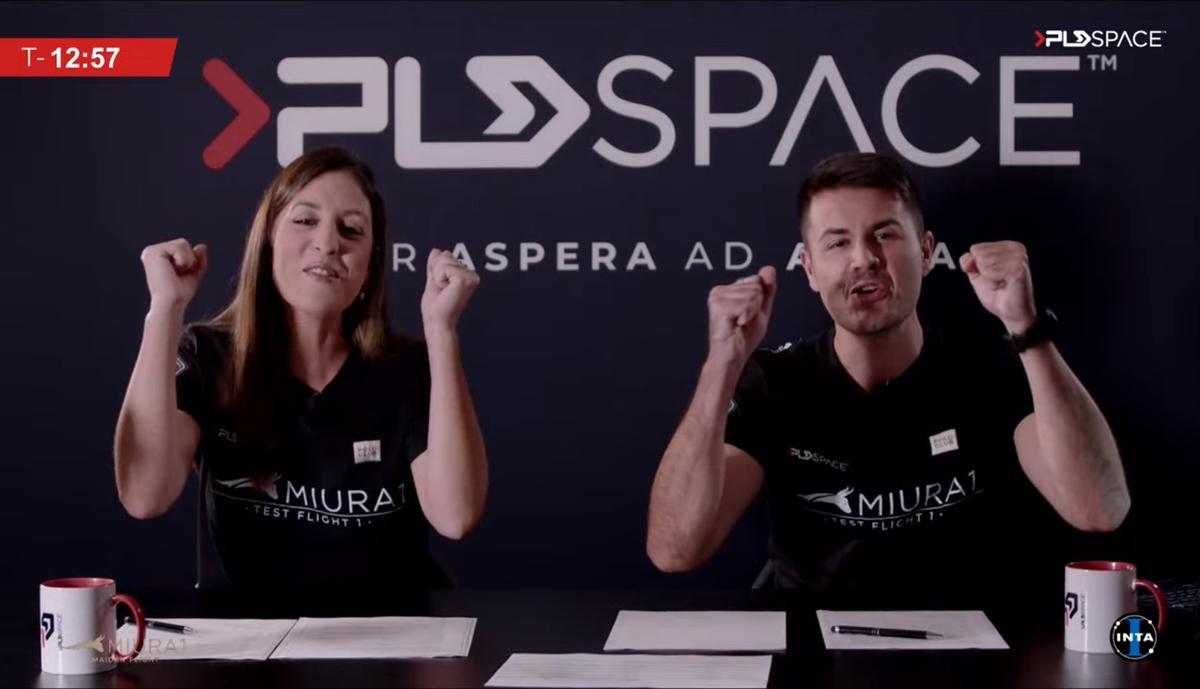 Sara Poveda, primera empleada de PLD Space, y Roberto Palacios, ingeniero de sistemas de Miura 5, durante el streaming, dan ánimo al equipo.