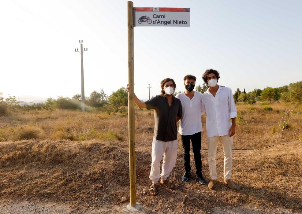 El Ayuntamiento de Santa Eulària y los familiares del piloto descubren la placa del camino que lleva su nombre en Cap Martinet