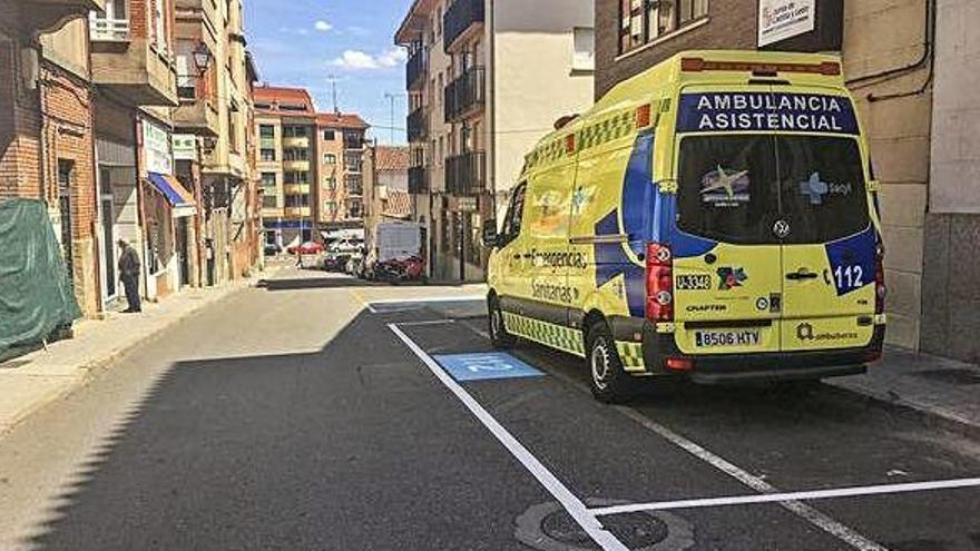 Una ambulancia del Servicio de Emergencias 112 estacionada en una calle próxima a su base. A. G.