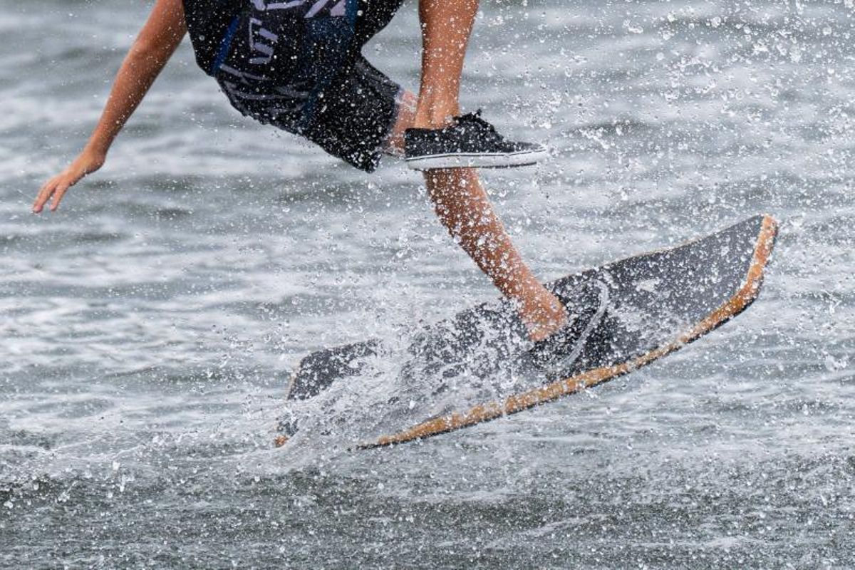 Detalle de Pedro haciendo wakeskate.