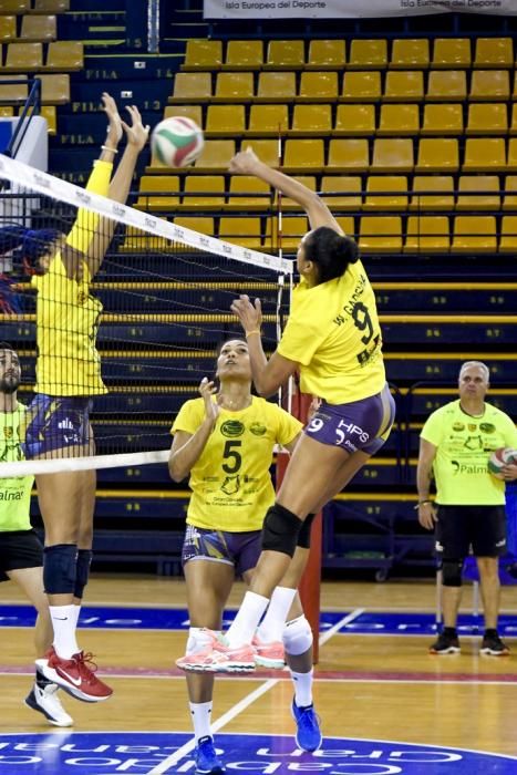 25-02-20 DEPORTES. CENTRO INSULAR DE LOS DEPORTES. LAS PALMAS DE GRAN CANARIA. Entrenamiento y foto de grupo del equipo femenino de volleyball IBSA 7 Palmas.    Fotos: Juan Castro.  | 25/02/2020 | Fotógrafo: Juan Carlos Castro