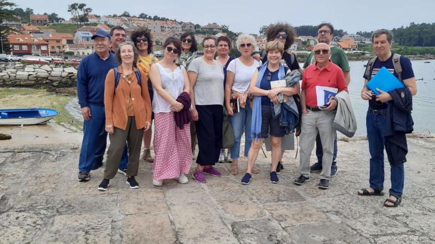 Visita de integrantes de Teatro Airiños a A Illa.