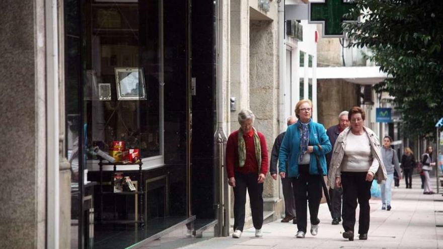Gente en la calle Joaquín Loriga de Lalin, una de las céntricas y comerciales. // Bernabé/Luismy