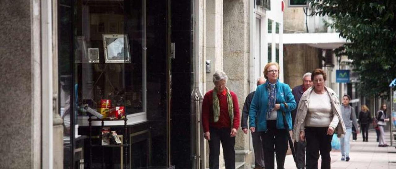 Gente en la calle Joaquín Loriga de Lalin, una de las céntricas y comerciales. // Bernabé/Luismy