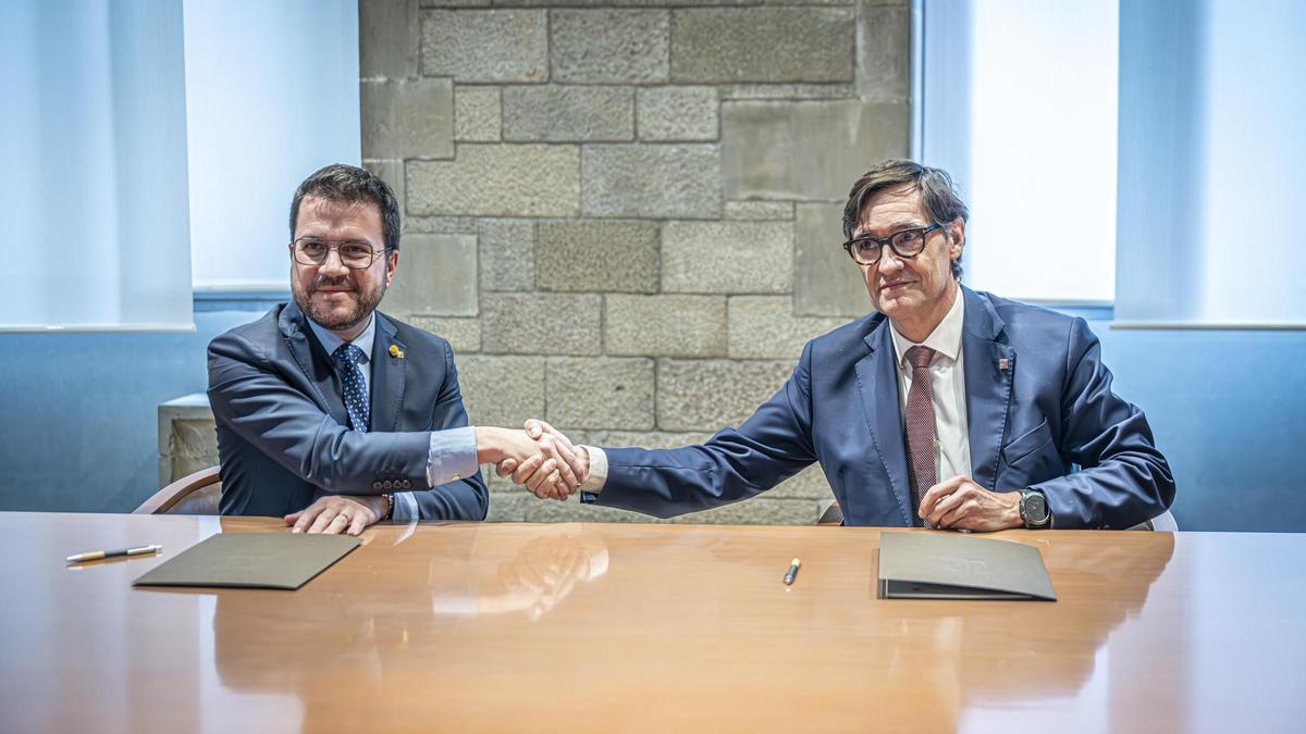 El president de la Generalitat, Pere Aragonès, y el líder del PSC, Salvador Illa, en la firma del acuerdo.