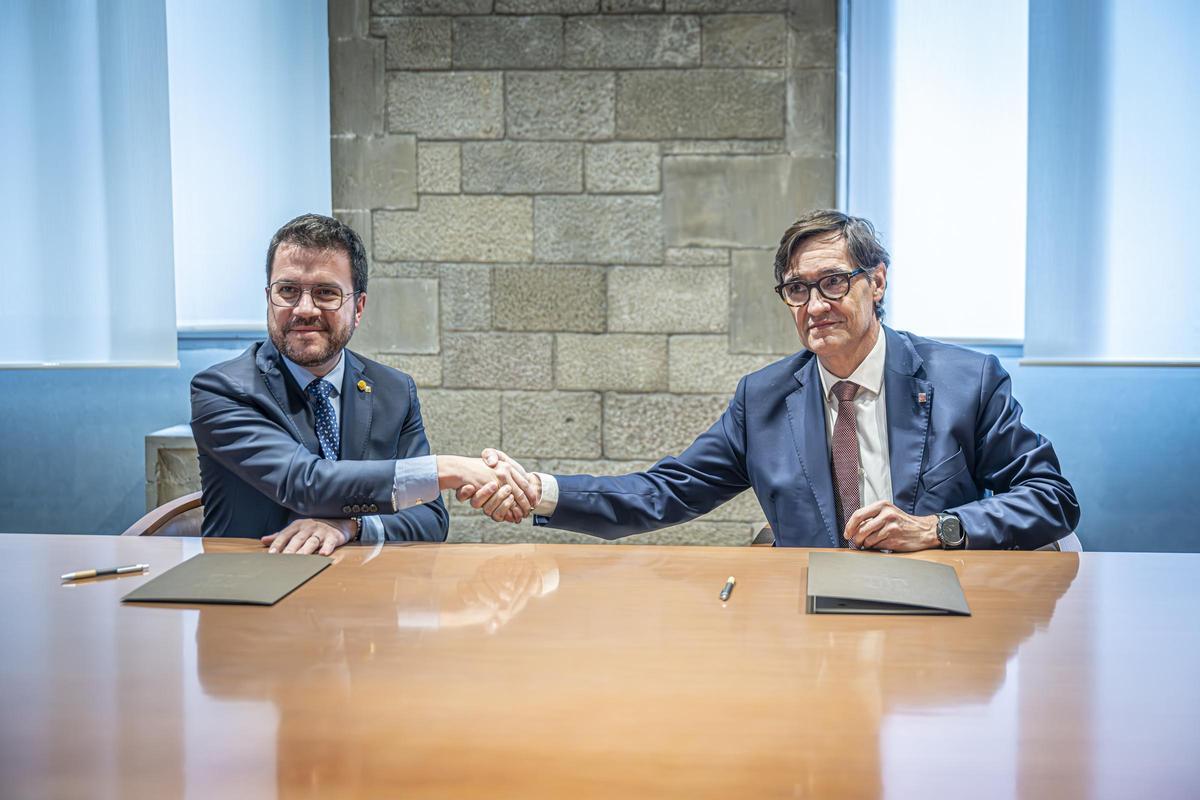 El president de la Generalitat, Pere Aragonès, y el líder del PSC, Salvador Illa, en la firma del acuerdo.