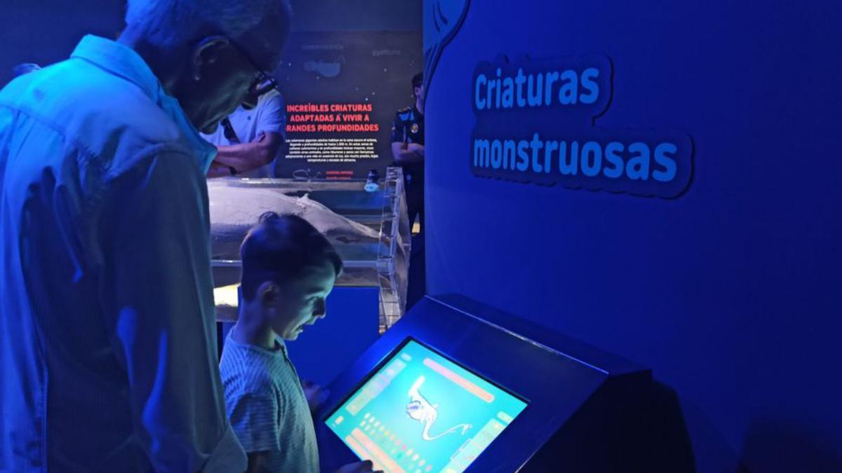 Hugo Pérez, en un panel interactivo, junto a su abuelo, Leopoldo Pérez. | S. Arias