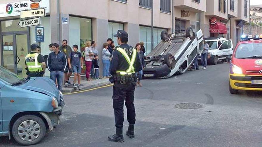 Aparatoso vuelco en Sineu