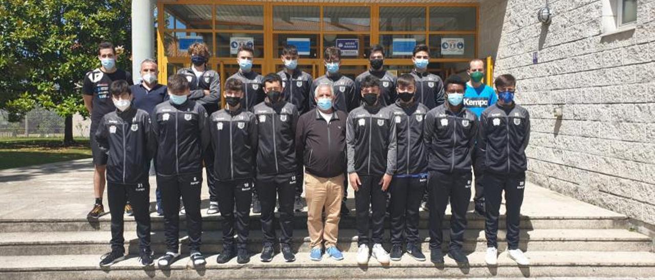 La expedición canguesa junto al concejal de Deportes, ayer. |  // FDV