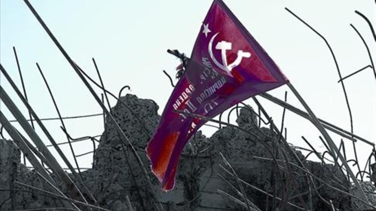 Una bandera soviética, entre ruinas de un memorial de la segunda guerra mundial destruido cerca de Donetsk.