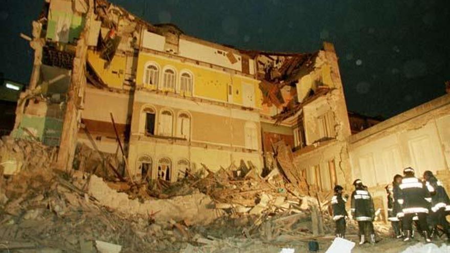 El edificio Odriozola, en la calle García Barbón, tras el derrumbe ocurrido la noche del 2 de marzo de 1999.