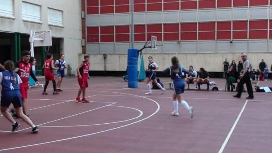 Imagen de un partido de la liga juvenil mixta de baloncesto de esta temporada.