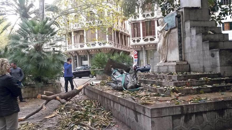 La estatua del expresidente del Gobierno Antoni Maura se cayó el 11 de noviembre de 2014 por un temporal.