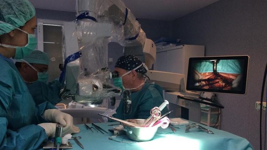 El hospital de la Cruz Roja estrena tecnología de última generación para operar el cerebro y la columna