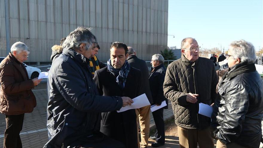 Minoritarios planta a León y &quot;pospone&quot; su reunión con el presidente del Córdoba