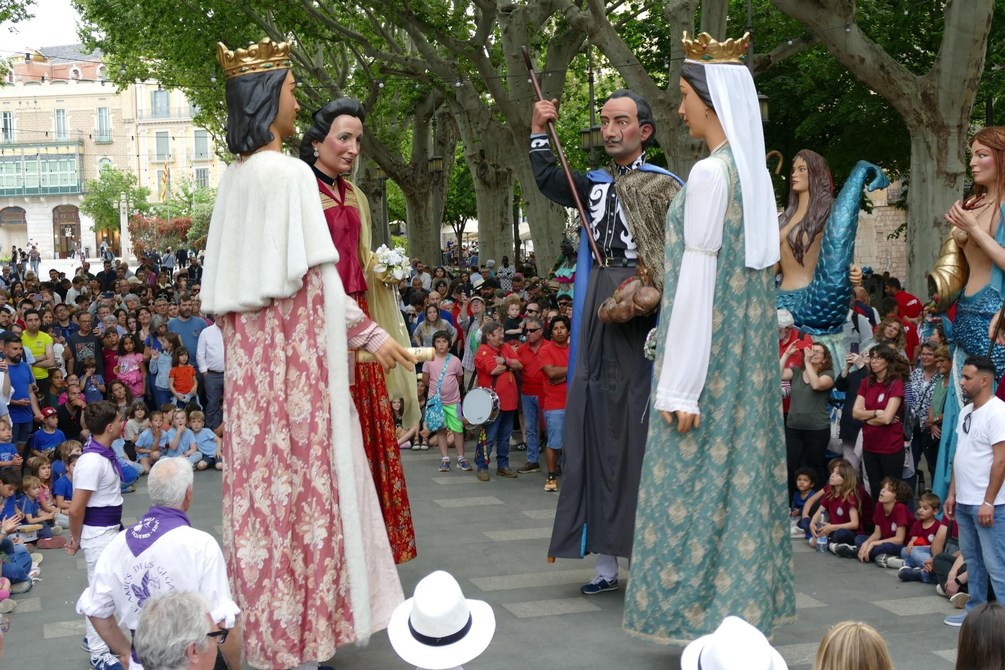 La trobada gegantera de la Diada de Santa Creu celebra els 30 anys dels Amics dels Gegants de Figueres