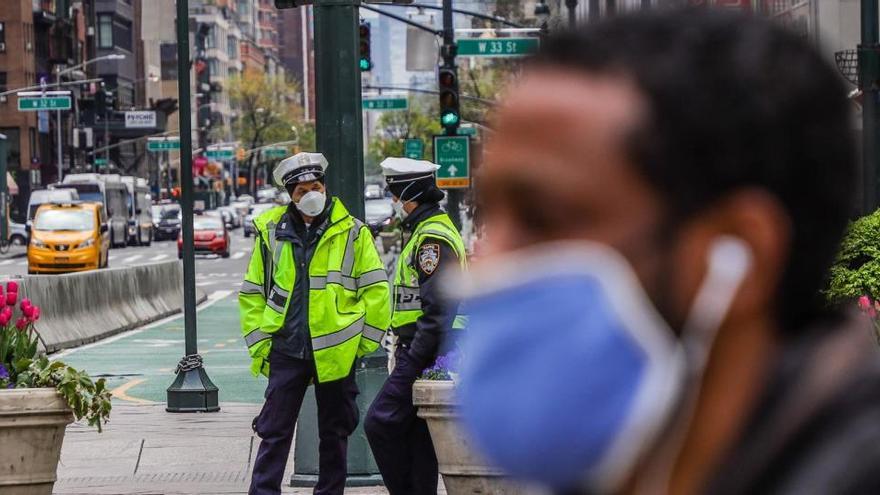 Un hombre con mascarilla en una calle de Nueva York.