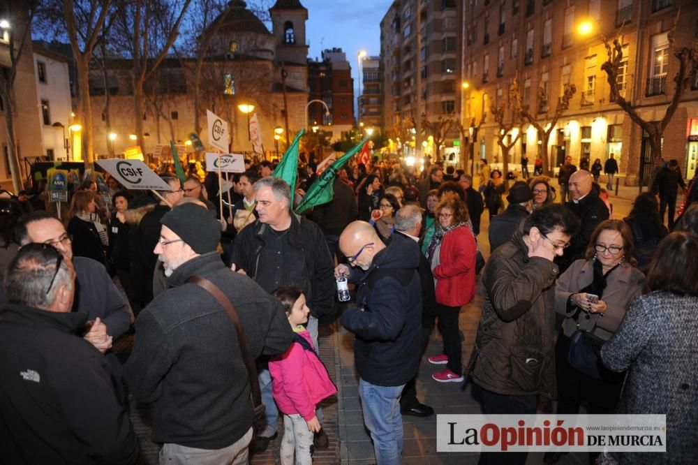 Varios centenares de manifestantes rechazan el concierto de Bachillerato y FP