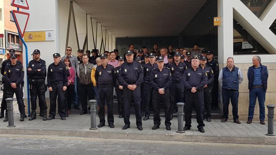 Minuto de silencio en la Comisaría Provincial de Alicante.