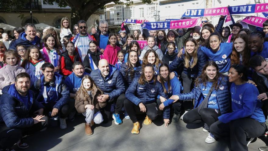 Lino López, agachado en el centro, con sus jugadoras y la afición del Baxi Ferrol.