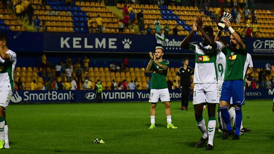 Los jugadores del Elche agradecen el apoyo de su afición tras ganar en Alcorcón