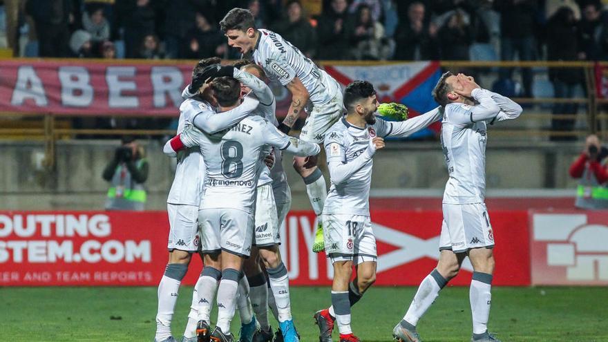 Los jugadores de la Cultural celebran su gol al Atlético.