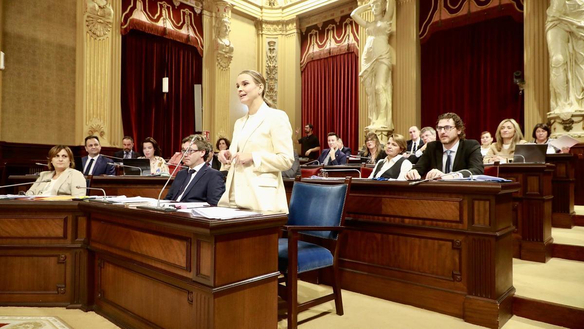 La presidenta del Govern, este martes en el pleno del Parlament balear