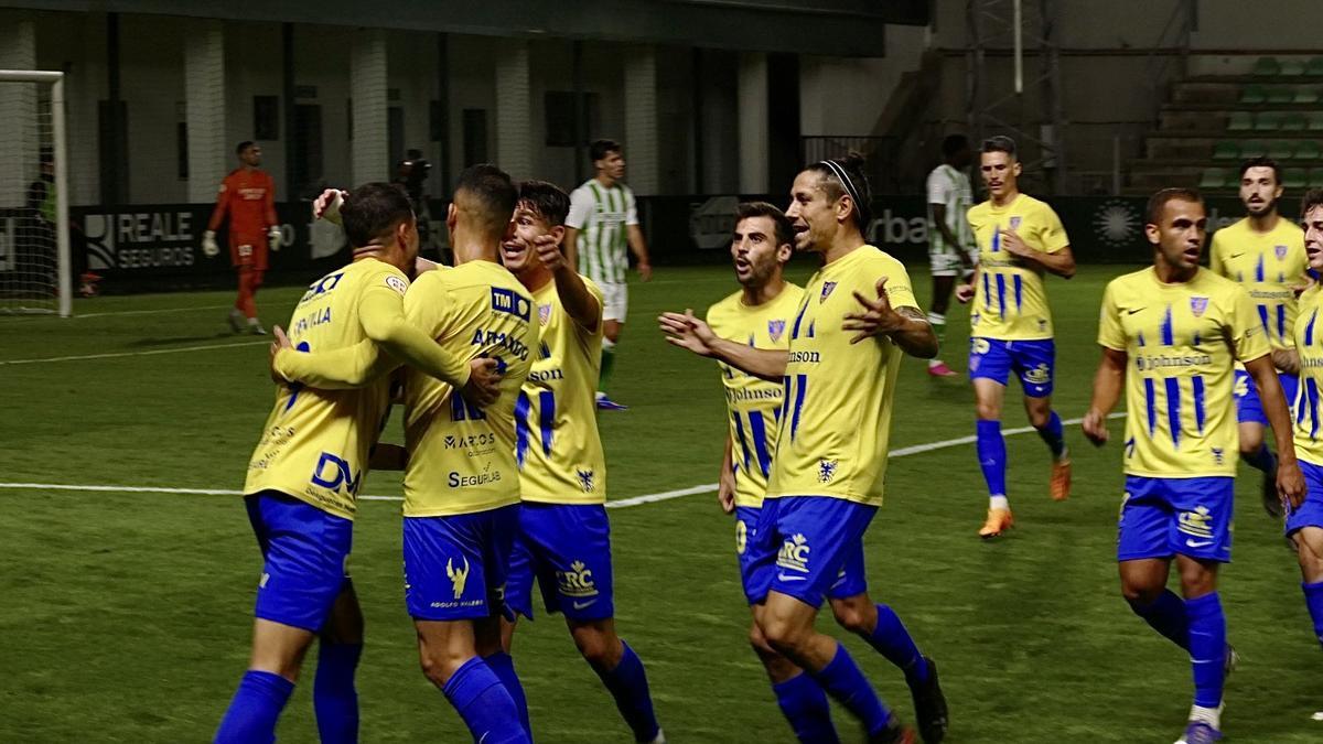Los jugadores del Orihuela celebran un gol en el partido del pasado domingo frente al Betis B