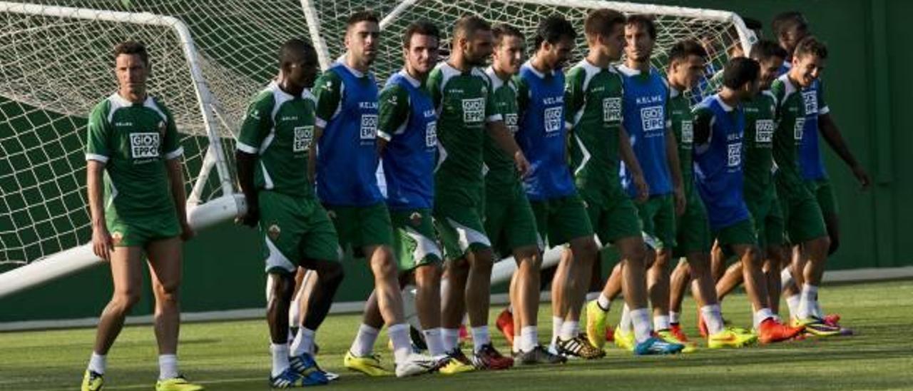 Los jugadores del Elche, llevando una portería, durante en un entrenamiento en el campo anexo al Martínez Valero.