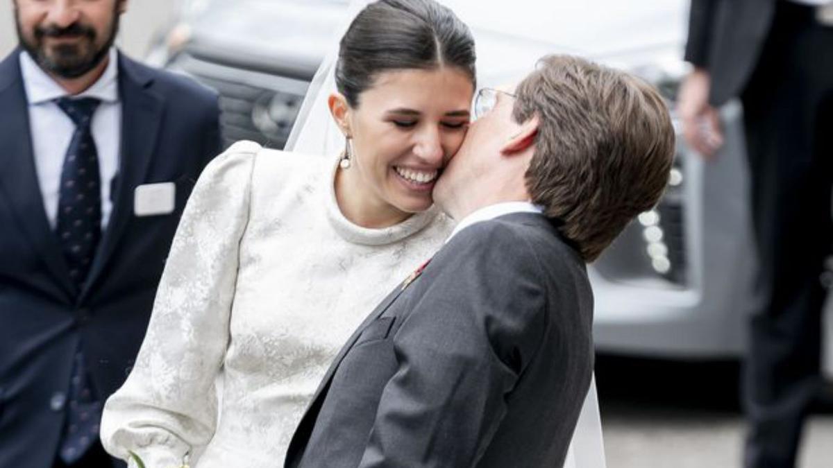 Enfocament sobre casament i cotxe fins a Girona