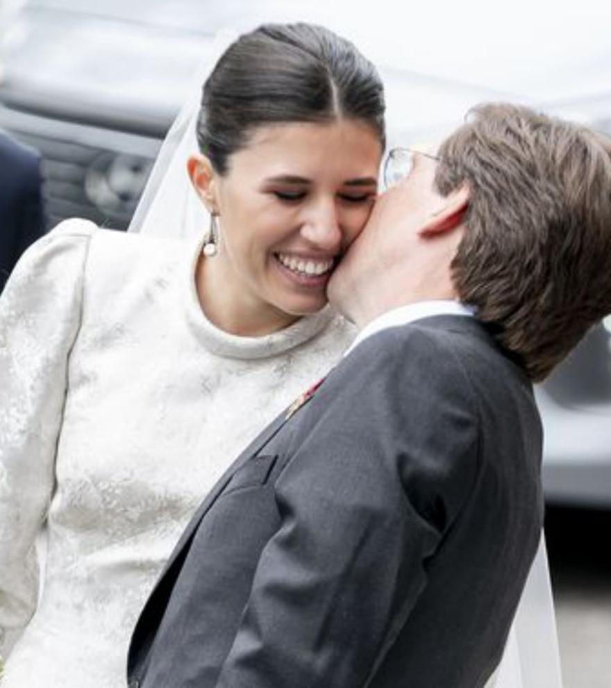 Enfocament sobre casament i cotxe fins a Girona