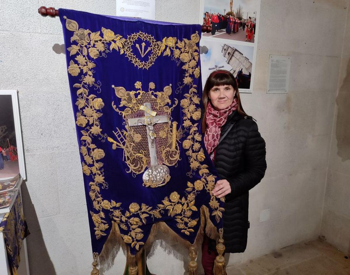 Estandarte del Cristo del Consuelo, que está a punto de cumplir 100 años. Fue bordado por las monjas del colegio Cía. de María.  | //S.Á.