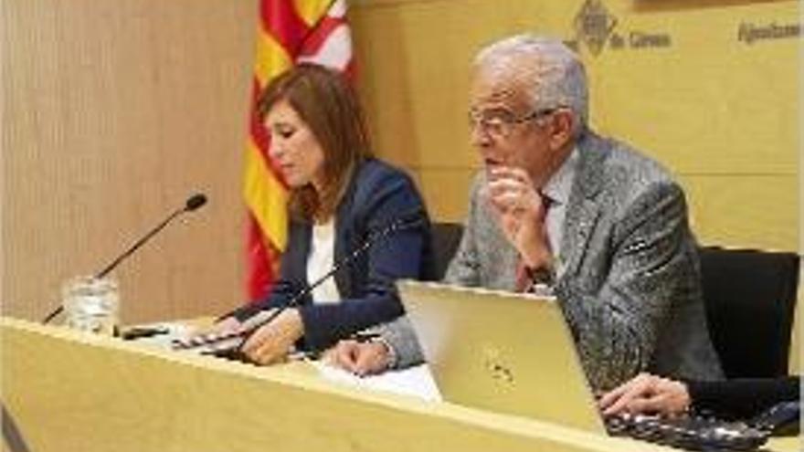 Maria Àngels Planas i Eduard Berloso, explicant el procés de votació.