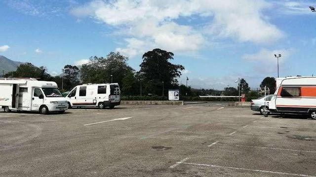 Autocaravanas estacionadas al lado del aparcamiento de La Talá en Llanes.