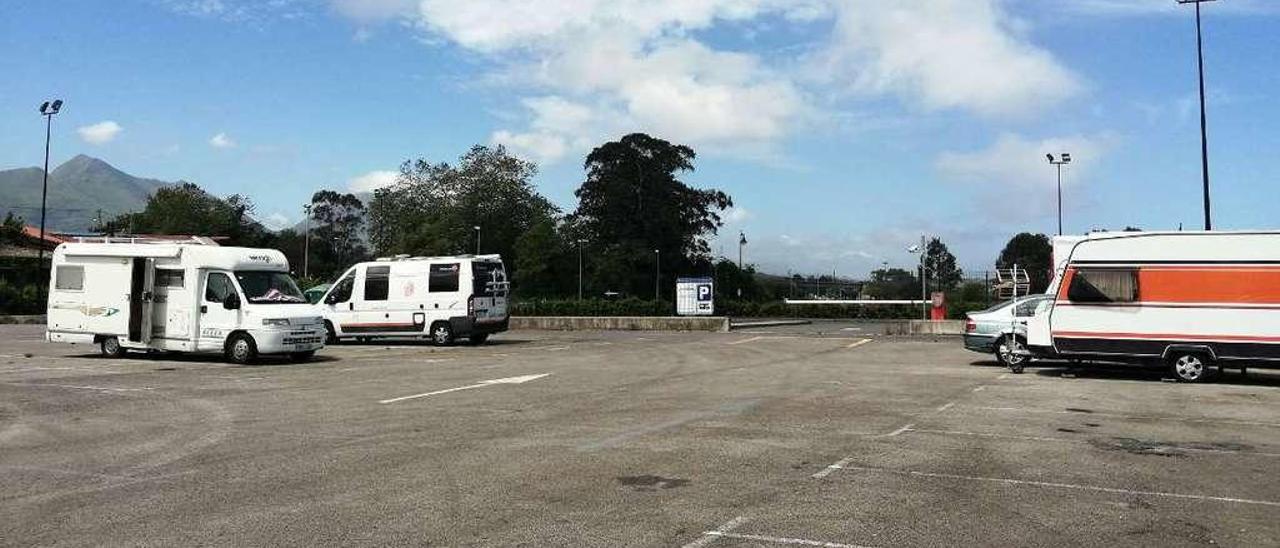 Autocaravanas estacionadas al lado del aparcamiento de La Talá en Llanes.