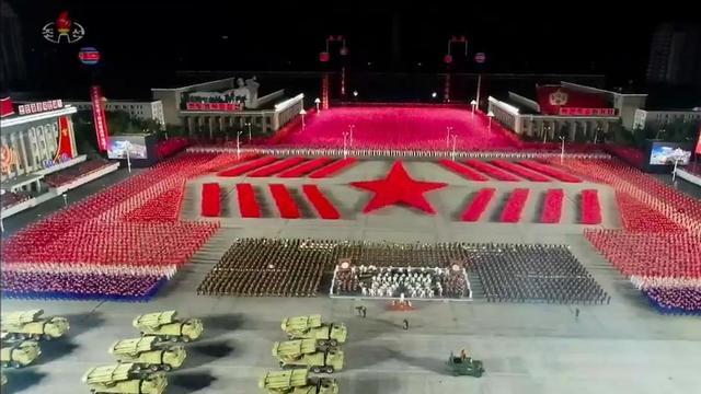 Imagen televisiva del desfile en Pionyang.