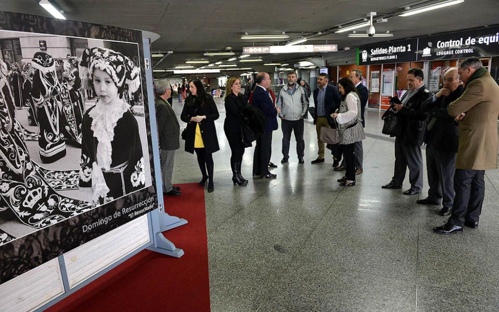 La estación de tren madrileña albergará, hasta el 16 de abril, una muestra fotográfica con grandes instantáneas representativas de la semana grande de la ciudad del Torcal.