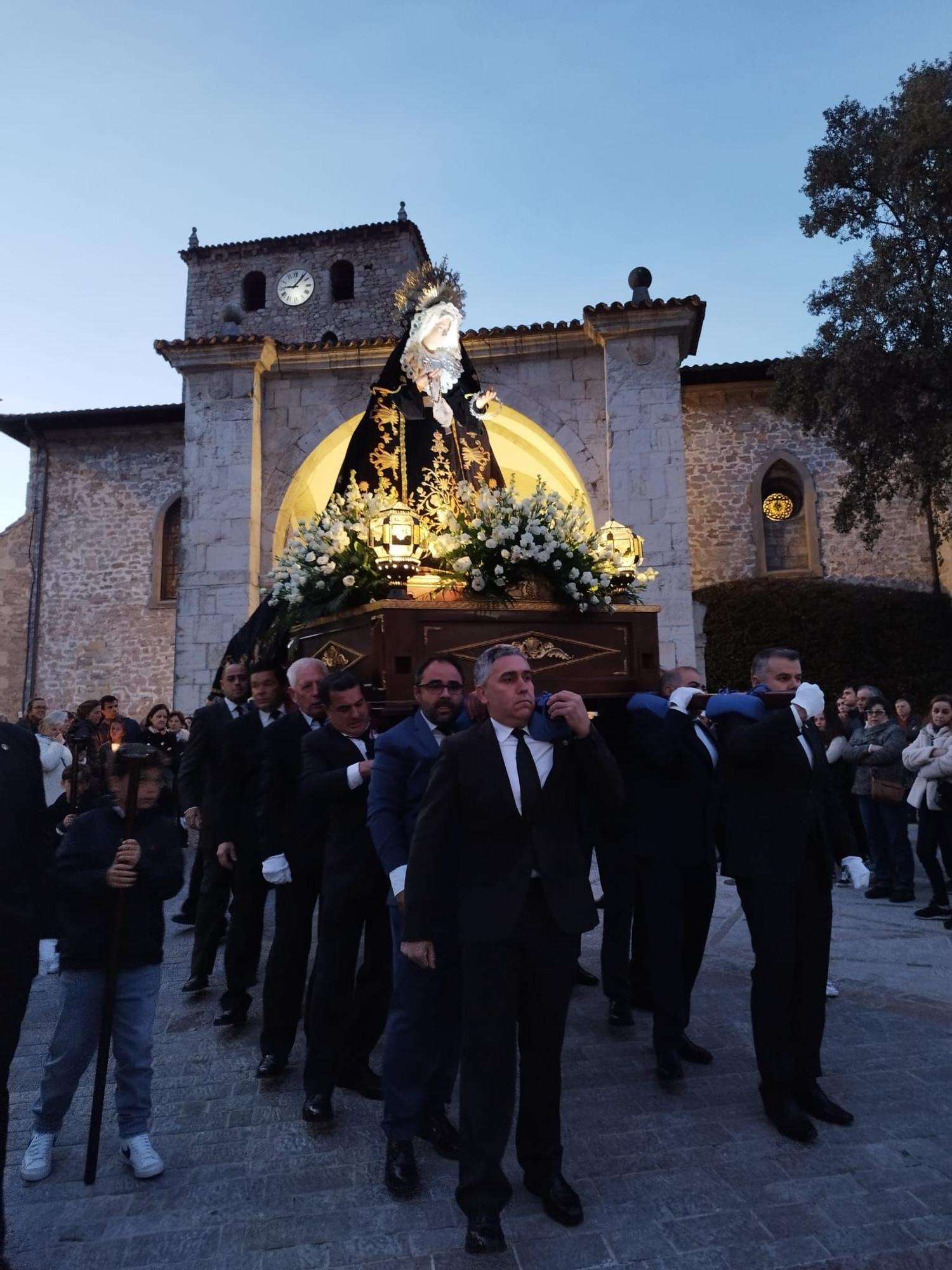 El Cirineo, La Magdalena y La Dolorosa procesionan por las calles de Llanes durante el Vía Crucis del Miércoles Santo