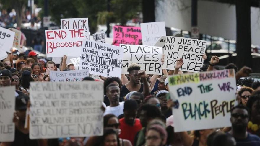 Miles de personas protestan en EEUU por la brutalidad policial contra la minoría negra